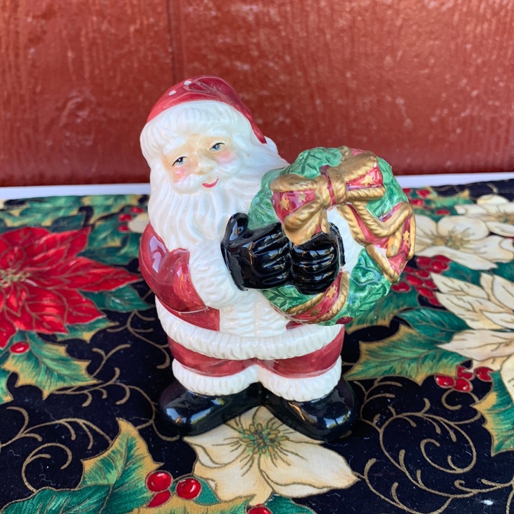 🔔 Santa Claus Salt & Pepper Shaker Set